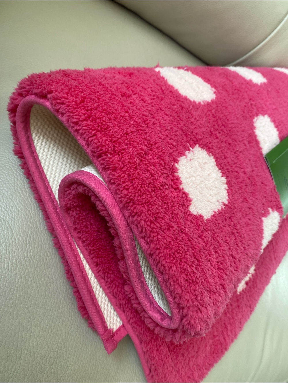 Kate spade bath rug - fuscia pink white polka dot